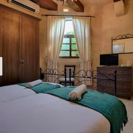 Renovated With Pool, Jacuzzi, Gym In The Village Centre *