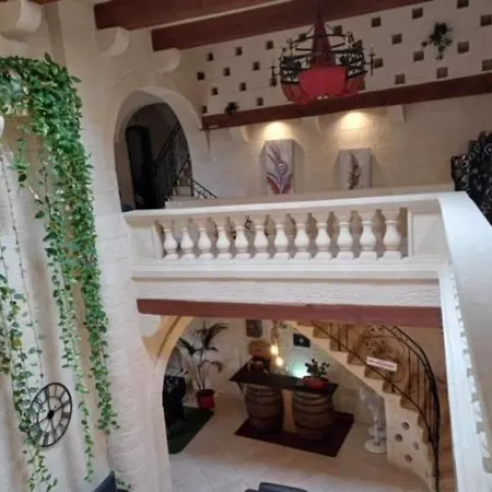 Renovated With Heated Pool & Gym, Right In Village Centre Βίλα