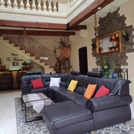 Βίλα Renovated With Heated Pool & Gym, Right In Village Centre *