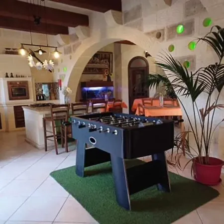 Βίλα Renovated With Heated Pool & Gym, Right In Village Centre