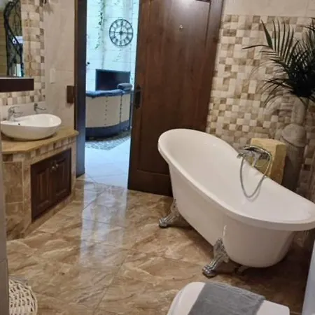 Renovated With Heated Pool & Gym, Right In Village Centre Βίλα Nadur