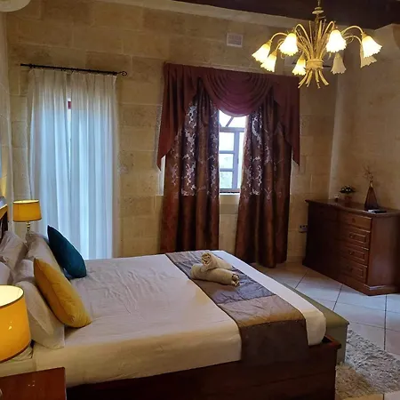 Renovated With Pool, Jacuzzi, Gym In The Village Centre