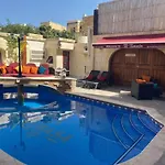 Renovated With Heated Pool & Gym, Right In Village Centre Вилла *