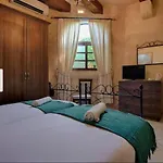 Renovated With Heated Pool & Gym, Right In Village Centre *