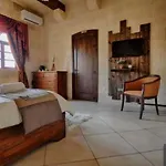 Вилла Renovated With Heated Pool & Gym, Right In Village Centre