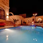 Renovated With Heated Pool & Gym, Right In Village Centre Вилла