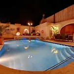 Renovated With Heated Pool & Gym, Right In Village Centre Вилла *