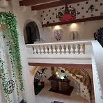 Renovated With Heated Pool & Gym, Right In Village Centre Вилла