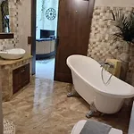 Renovated With Heated Pool & Gym, Right In Village Centre Вилла Надур