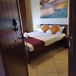 Renovated With Heated Pool & Gym, Right In Village Centre Вилла Надур