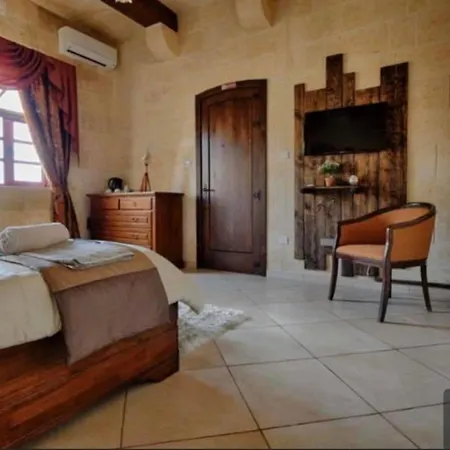 Villa Renovated With Heated Pool & Gym, Right In Village Centre