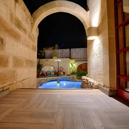 Renovated With Heated Pool & Gym, Right In Village Centre