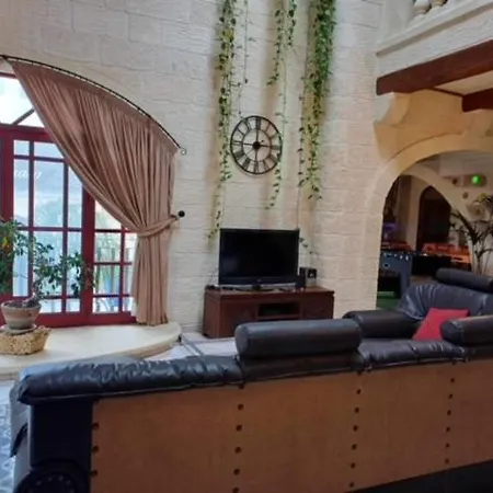 Renovated With Heated Pool & Gym, Right In Village Centre