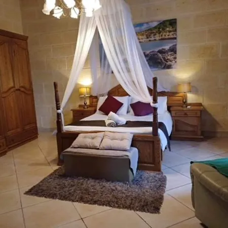 Renovated With Heated Pool & Gym, Right In Village Centre * Nadur