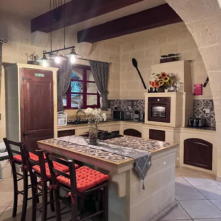 Renovated With Heated Pool & Gym, Right In Village Centre