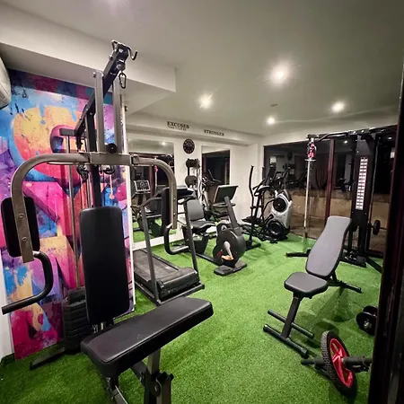 Renovated With Heated Pool & Gym, Right In Village Centre نادور