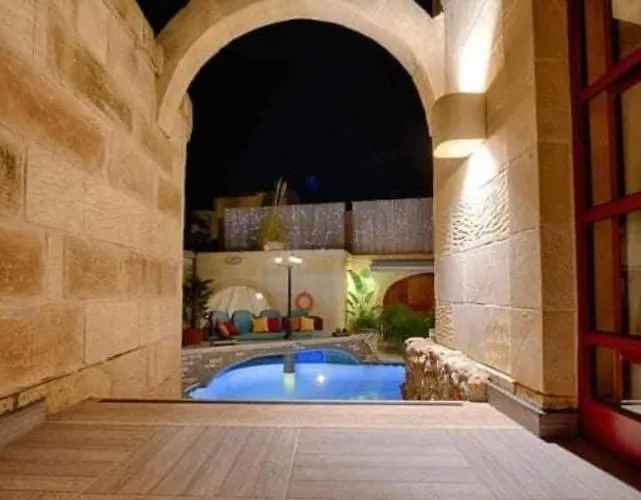 Renovated With Heated Pool & Gym, Right In Village Centre Надур