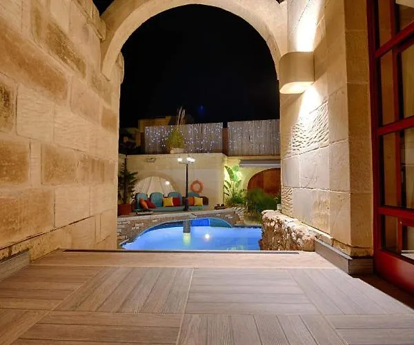 Renovated With Heated Pool & Gym, Right In Village Centre