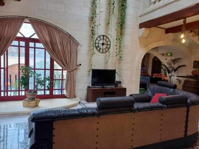 Renovated With Heated Pool & Gym, Right In Village Centre