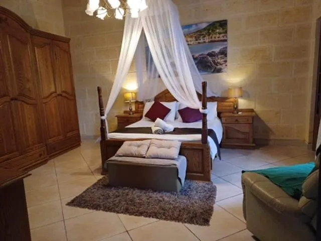 Renovated With Heated Pool & Gym, Right In Village Centre * Nadur