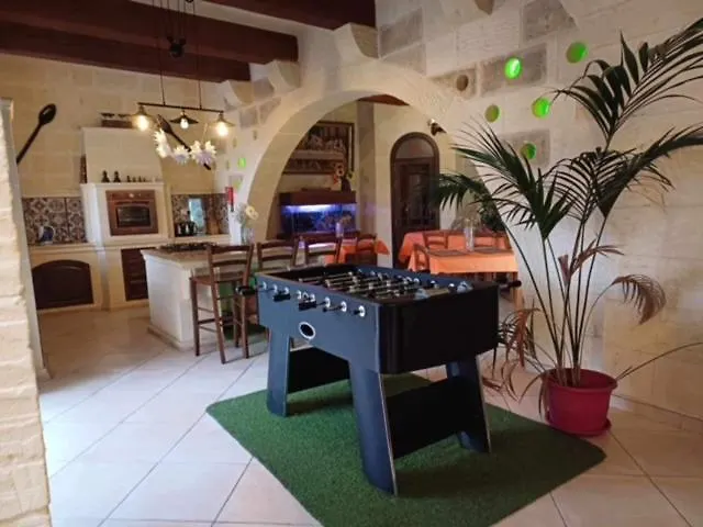 Villa Renovated With Heated Pool & Gym, Right In Village Centre