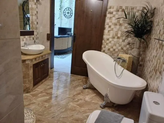 Renovated With Heated Pool & Gym, Right In Village Centre Вилла Надур