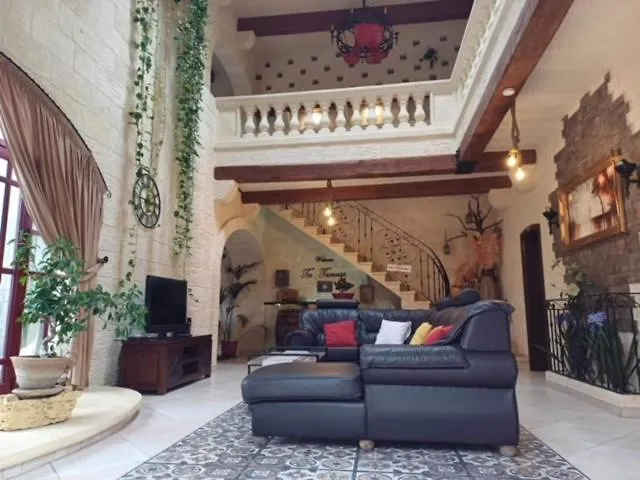 Renovated With Heated Pool & Gym, Right In Village Centre *