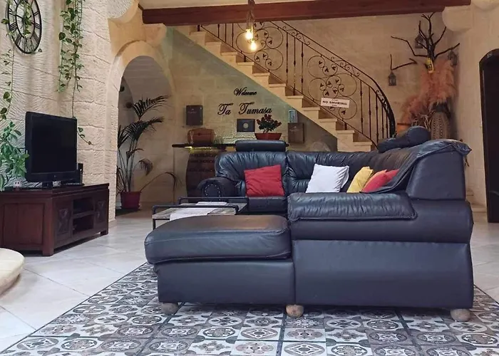 Renovated With Heated Pool & Gym, Right In Village Centre *