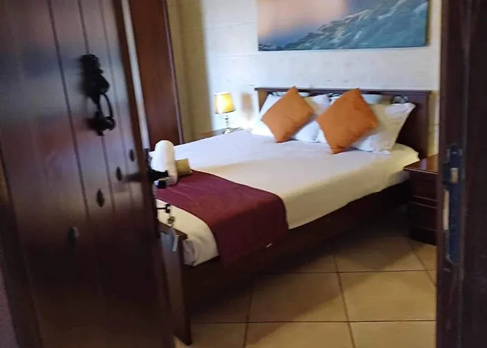 Renovated With Heated Pool & Gym, Right In Village Centre Вилла Надур