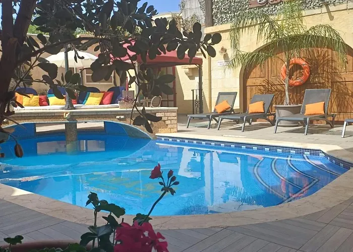 Renovated With Heated Pool & Gym, Right In Village Centre * Надур